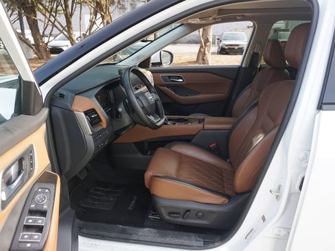 Used 2025 Nissan Rogue Platinum FWD image 2