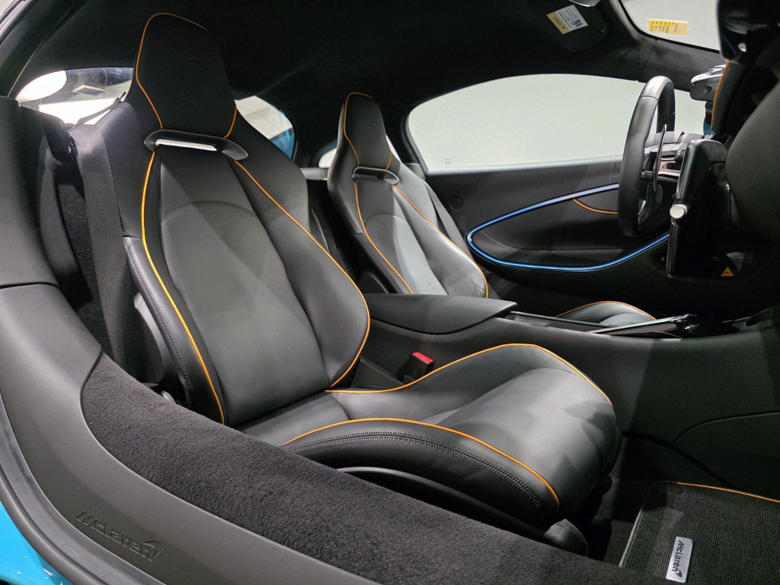 Used 2025 McLaren Artura RWD image 17