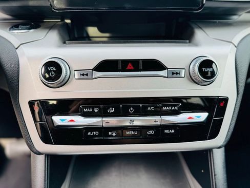 Used 2022 Ford Explorer XLT image 20