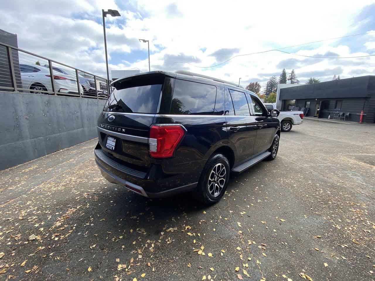 Used 2024 Ford Expedition XLT AWD/4WD image 6