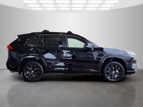 Used 2024 Toyota RAV4 SE image 3