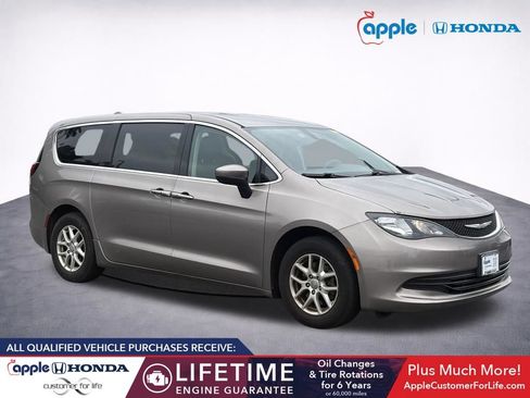 Used 2017 Chrysler Pacifica Touring FWD image 1