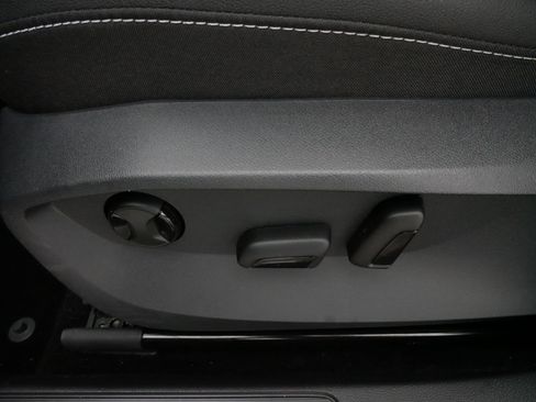 Certified 2024 Volkswagen Taos SE image 20