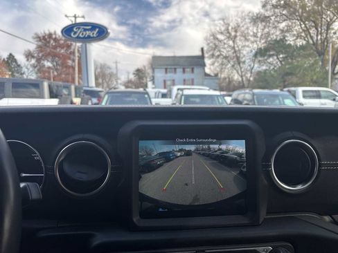 Used 2022 Jeep Wrangler Unlimited Sahara w/ Cold Weather Group image 27