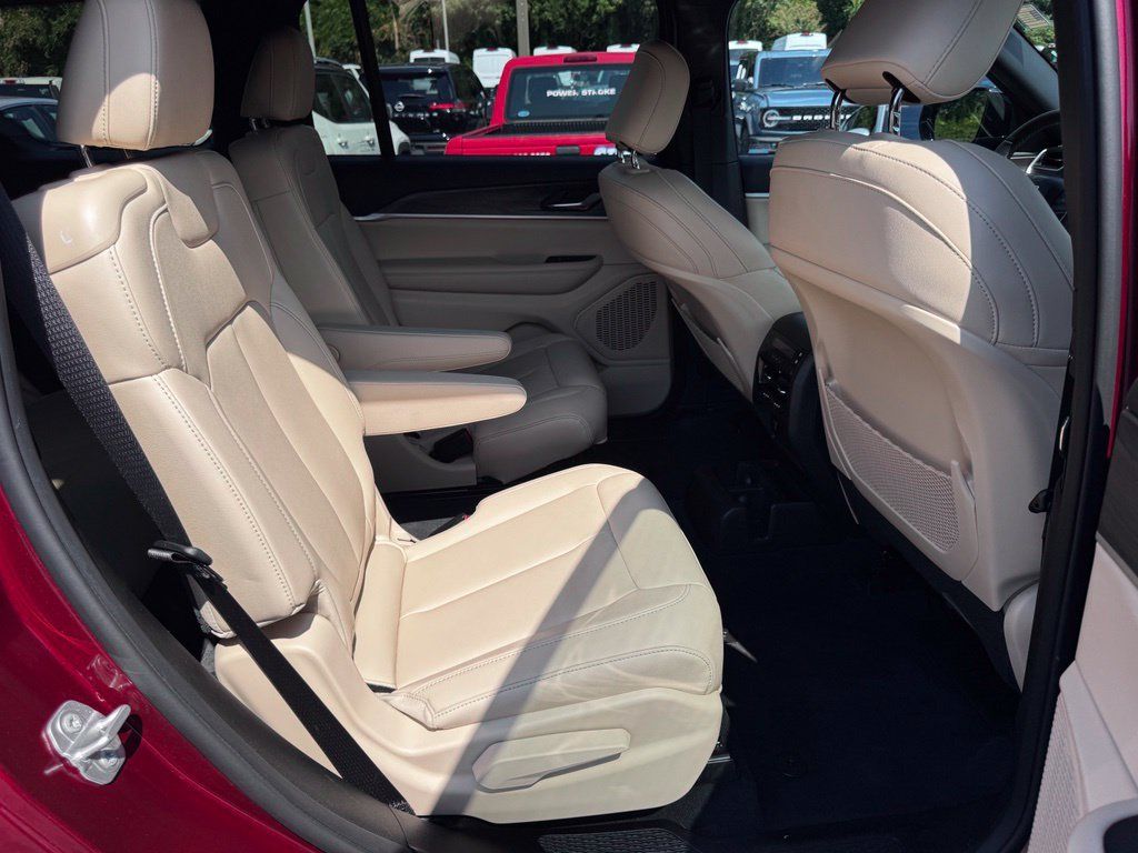 Used 2024 Jeep Grand Cherokee L Limited RWD image 31