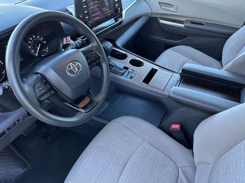 Used 2024 Toyota Sienna LE image 4