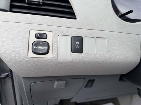 Used 2012 Toyota Sienna LE FWD image 16