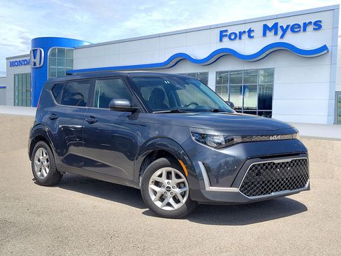 Used 2023 Kia Soul LX w/ LX Technology Package image 1