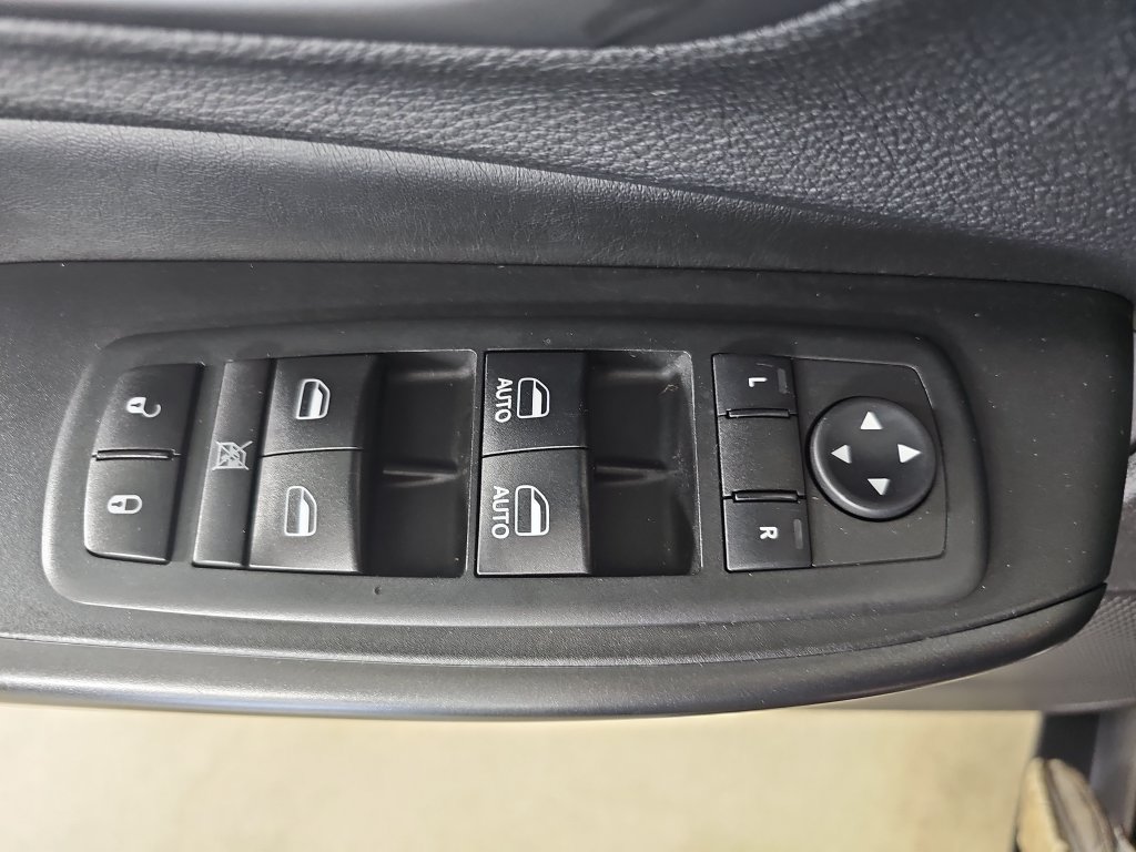 Used 2019 Jeep Cherokee Trailhawk AWD/4WD image 33