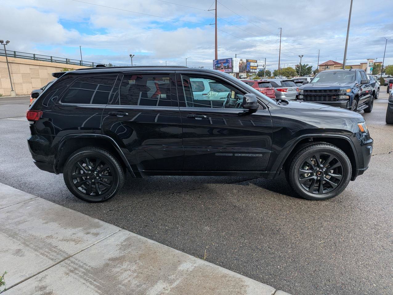 Used 2017 Jeep Grand Cherokee Altitude AWD/4WD image 7