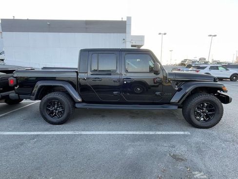 Used 2023 Jeep Gladiator Sport image 2