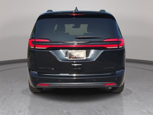 Used 2025 Chrysler Pacifica Limited FWD image 7