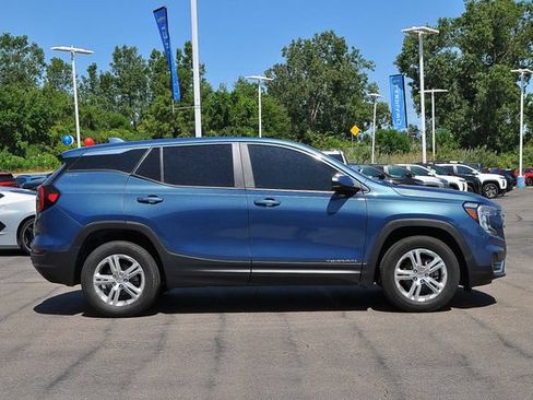 Used 2024 GMC Terrain SLE AWD/4WD image 2