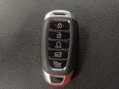 Used 2023 Hyundai Elantra Limited image 32