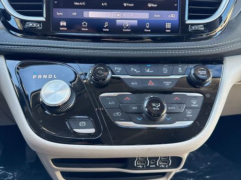 Used 2023 Chrysler Pacifica Touring-L image 13