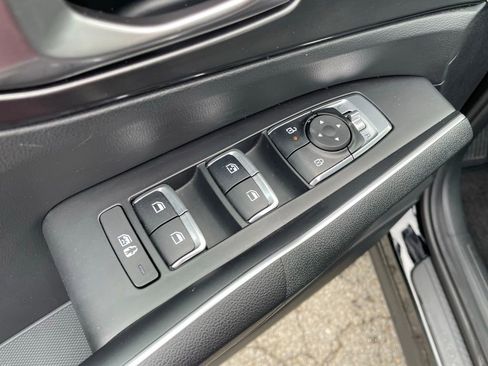 Used 2025 Kia Sorento S image 12