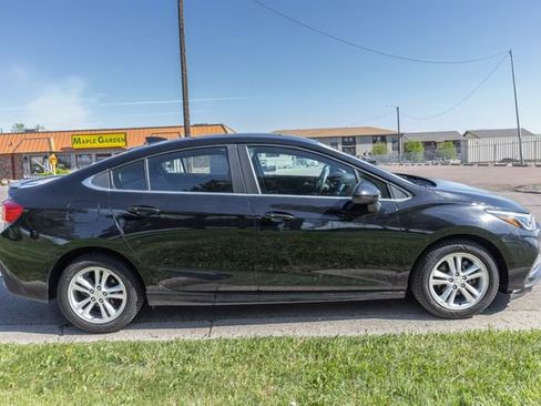 Used 2017 Chevrolet Cruze LT w/ Convenience Package FWD image 4