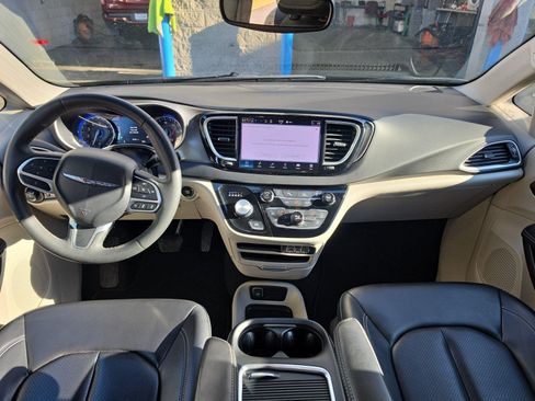 Used 2023 Chrysler Pacifica Touring-L FWD image 17