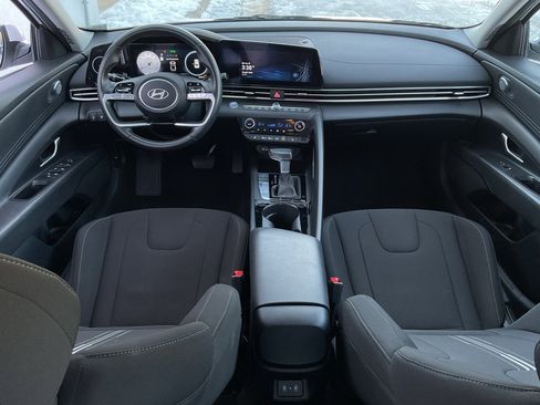 Used 2025 Hyundai Elantra SEL image 19