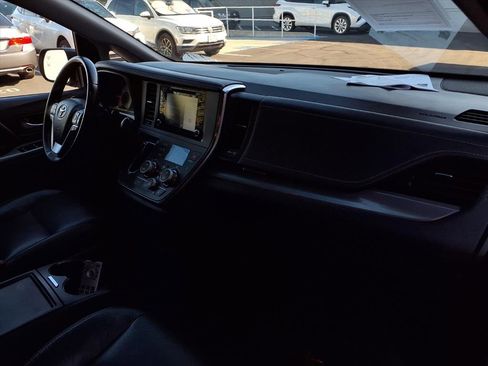 Certified 2019 Toyota Sienna SE Premium image 21