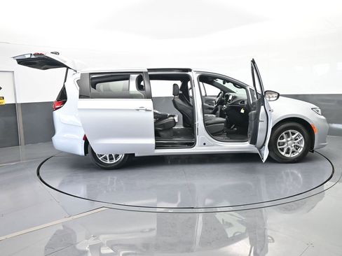New 2026 Chrysler Pacifica Select image 70