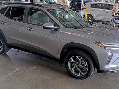 Used 2025 Chevrolet Trax LT FWD image 2