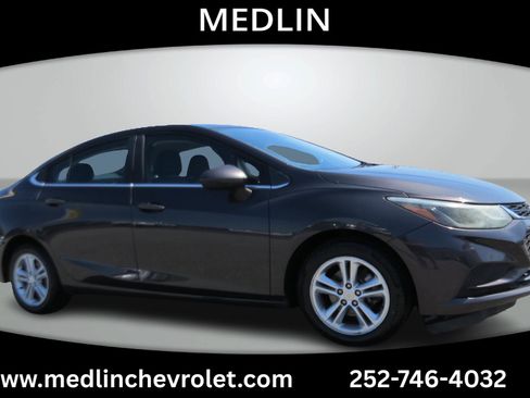 Used 2017 Chevrolet Cruze LT FWD image 1