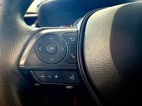 Used 2021 Toyota Corolla LE FWD image 47