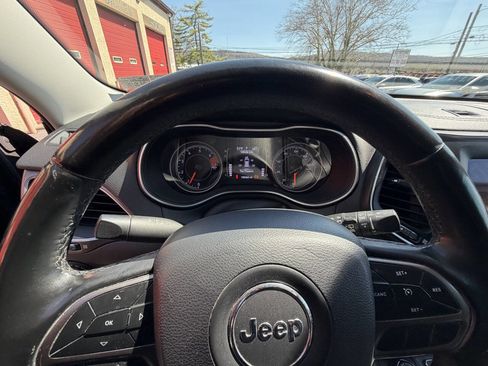Used 2019 Jeep Cherokee Latitude Plus AWD/4WD image 40