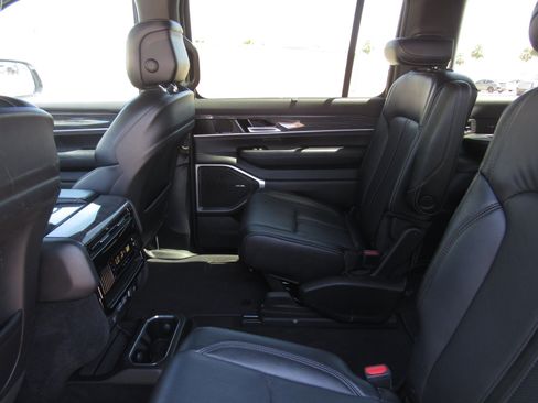 Used 2022 Jeep Wagoneer Series III w/ Convenience Group I AWD/4WD image 14