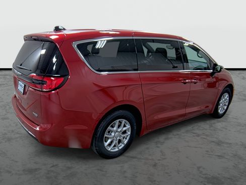 New 2026 Chrysler Pacifica Select image 4