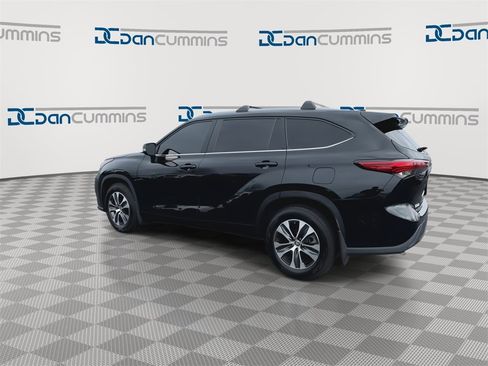 Used 2023 Toyota Highlander XLE image 6