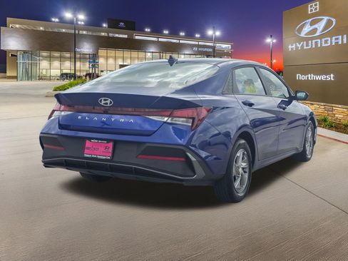 Certified 2025 Hyundai Elantra SE FWD image 7