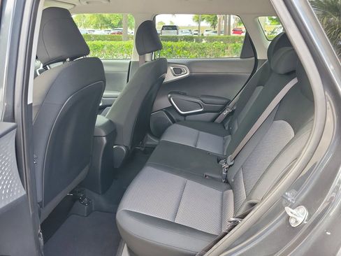 Used 2025 Kia Soul LX w/ LX Technology Package FWD image 9