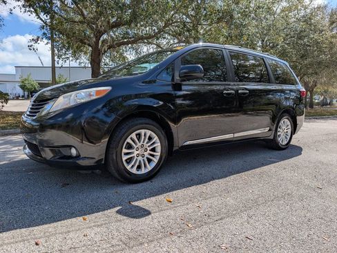 Used 2017 Toyota Sienna XLE image 3