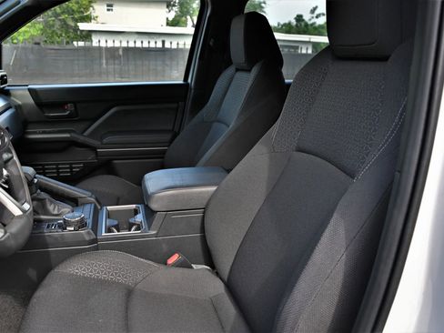 Used 2025 Toyota 4Runner SR5 AWD/4WD image 9
