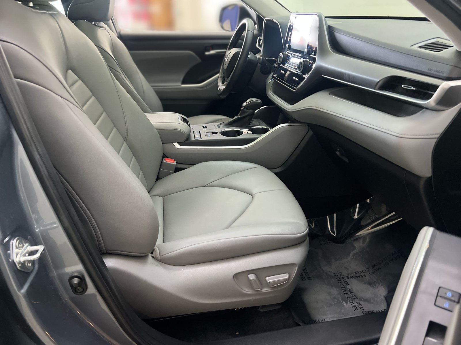 Used 2022 Toyota Highlander XLE FWD image 27