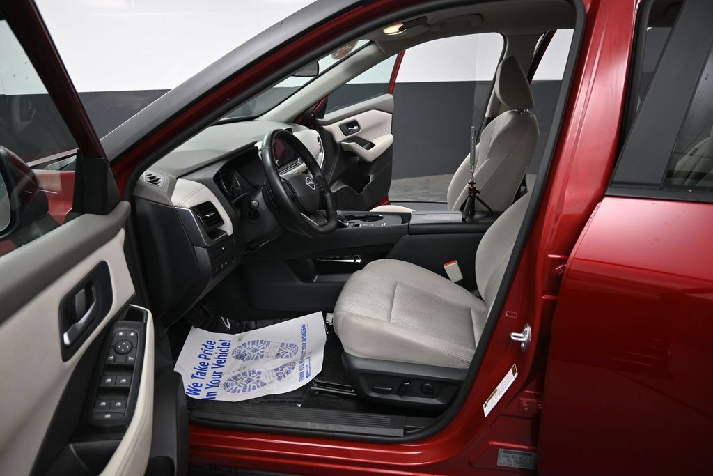 Used 2025 Nissan Rogue SV FWD image 23