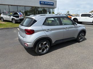 Used 2025 Hyundai Venue SEL FWD video 3