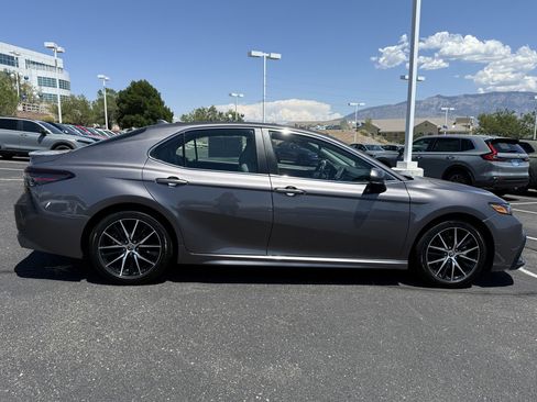 Used 2022 Toyota Camry SE image 4