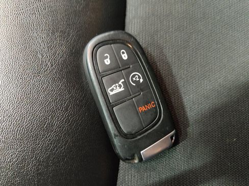 Used 2019 Jeep Cherokee Latitude Plus w/ Comfort/Convenience Group image 32