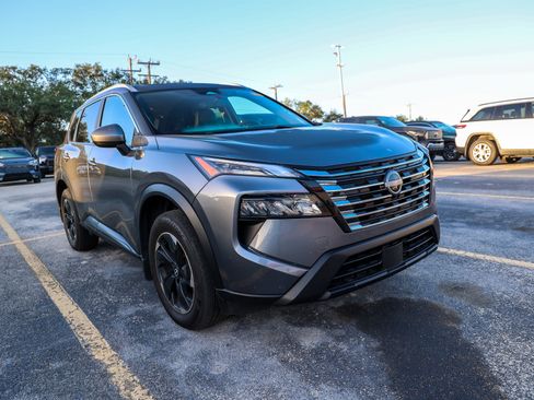 Used 2024 Nissan Rogue SV w/ SV Premium Package FWD image 6