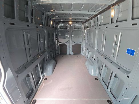 Used 2024 Mercedes-Benz Sprinter 2500 image 15