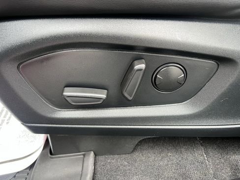 Used 2022 Ford Explorer XLT w/ Equipment Group 202A image 16