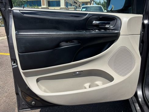 Used 2017 Dodge Grand Caravan SXT FWD image 13