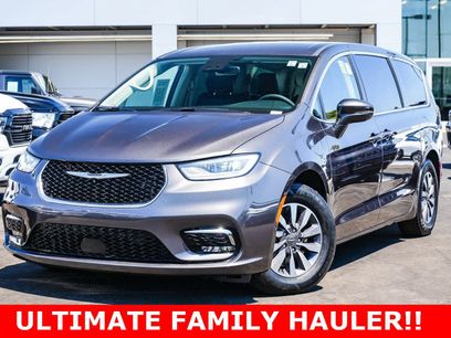 Used 2022 Chrysler Pacifica Touring-L w/ Uconnect Theater Family Group