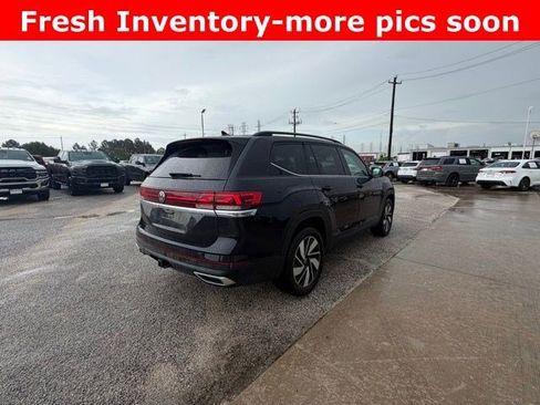 Used 2025 Volkswagen Atlas SE image 3