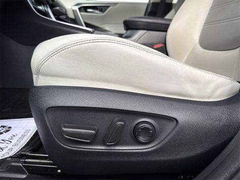 Used 2020 Toyota RAV4 XLE Premium image 14