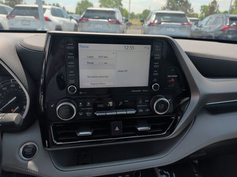 Used 2021 Toyota Highlander XLE AWD/4WD image 17