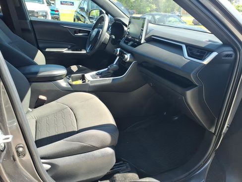 Used 2022 Toyota RAV4 SE w/ Convenience Package image 7